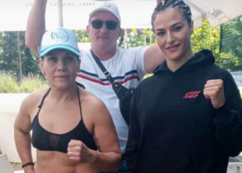 «La Chica Diez» se baja del avión y sube a pelear!!