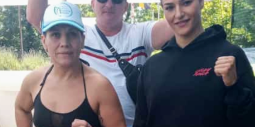 «La Chica Diez» se baja del avión y sube a pelear!!