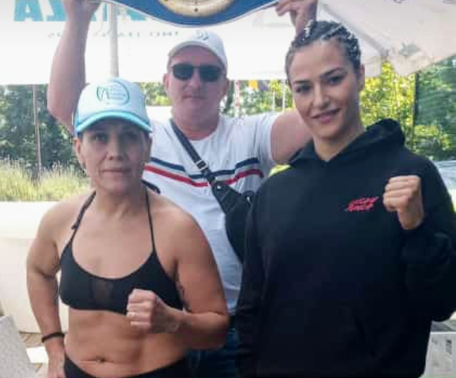 «La Chica Diez» se baja del avión y sube a pelear!!
