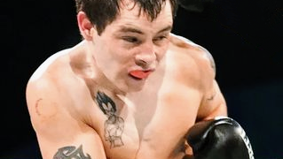 Esperan que boxeador respire por sus propios medios