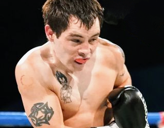 Esperan que boxeador respire por sus propios medios