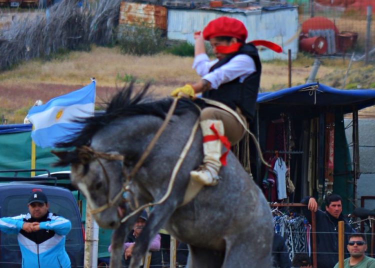 Santacruceña va del ring al campo de jineteada