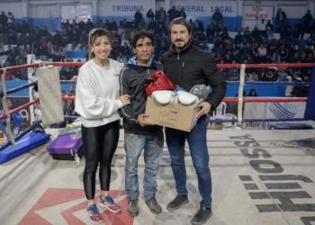 Intendente presenció festival de boxeo y entregó elementos