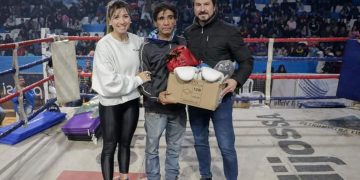 Intendente presenció festival de boxeo y entregó elementos