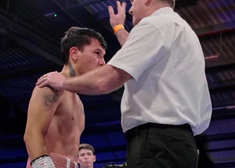 En Sheffield, perdió Báez en su estreno internacional