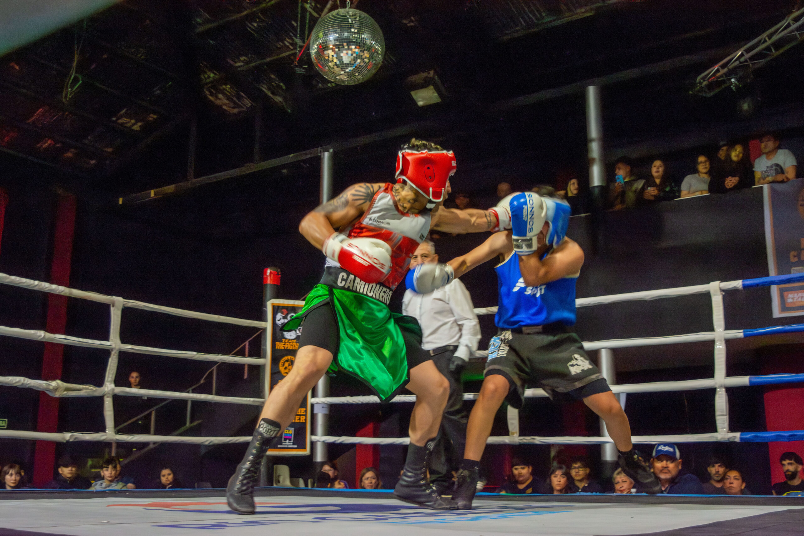 En Río Gallegos, los amateurs a las piñas en el boliche