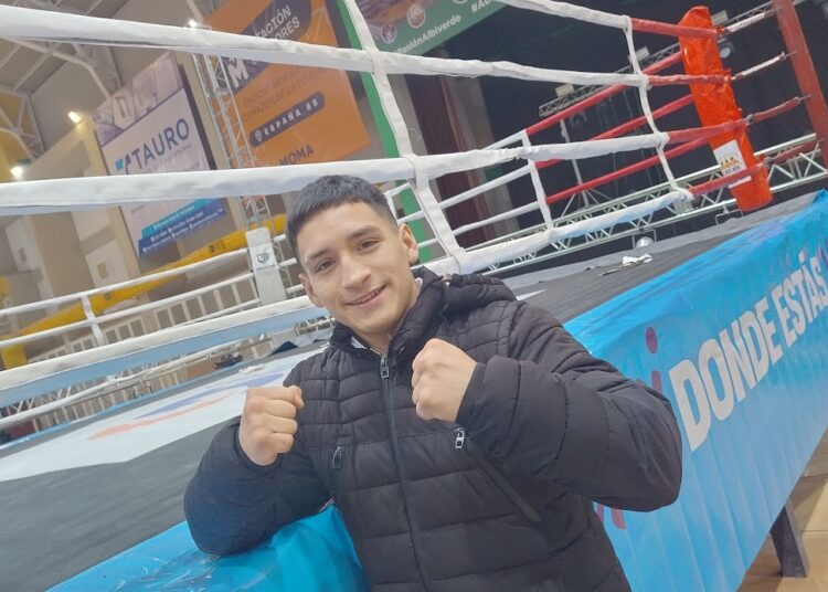 Dylan Navarro peleará en la FAB y estrenará pantalla