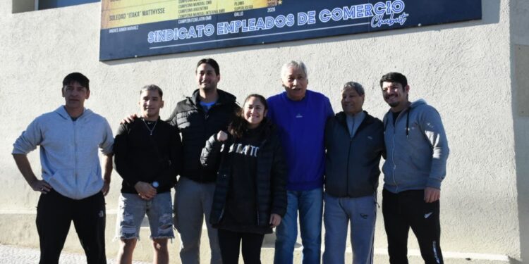 Empleados de Comercio y un cartel que simboliza un proyecto